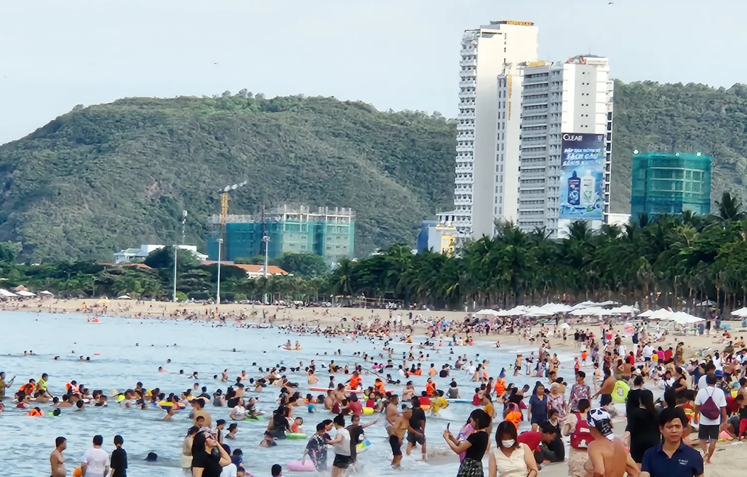 Lượng khách du lịch phục hồi mạnh mẽ tại thành phố biển Nha Trang