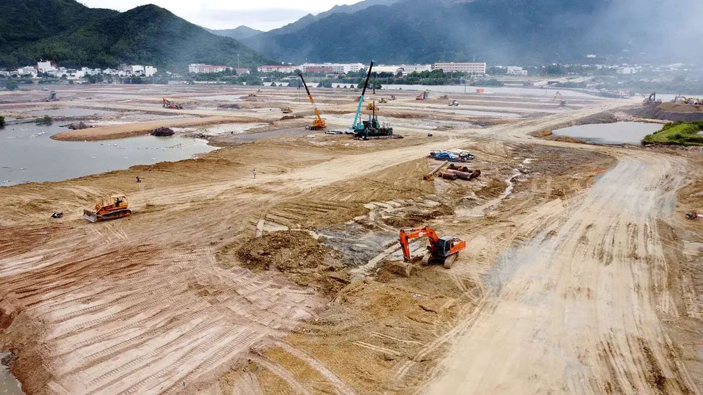 Máy móc đang thi công tại khu đô thị 3 mặt sông